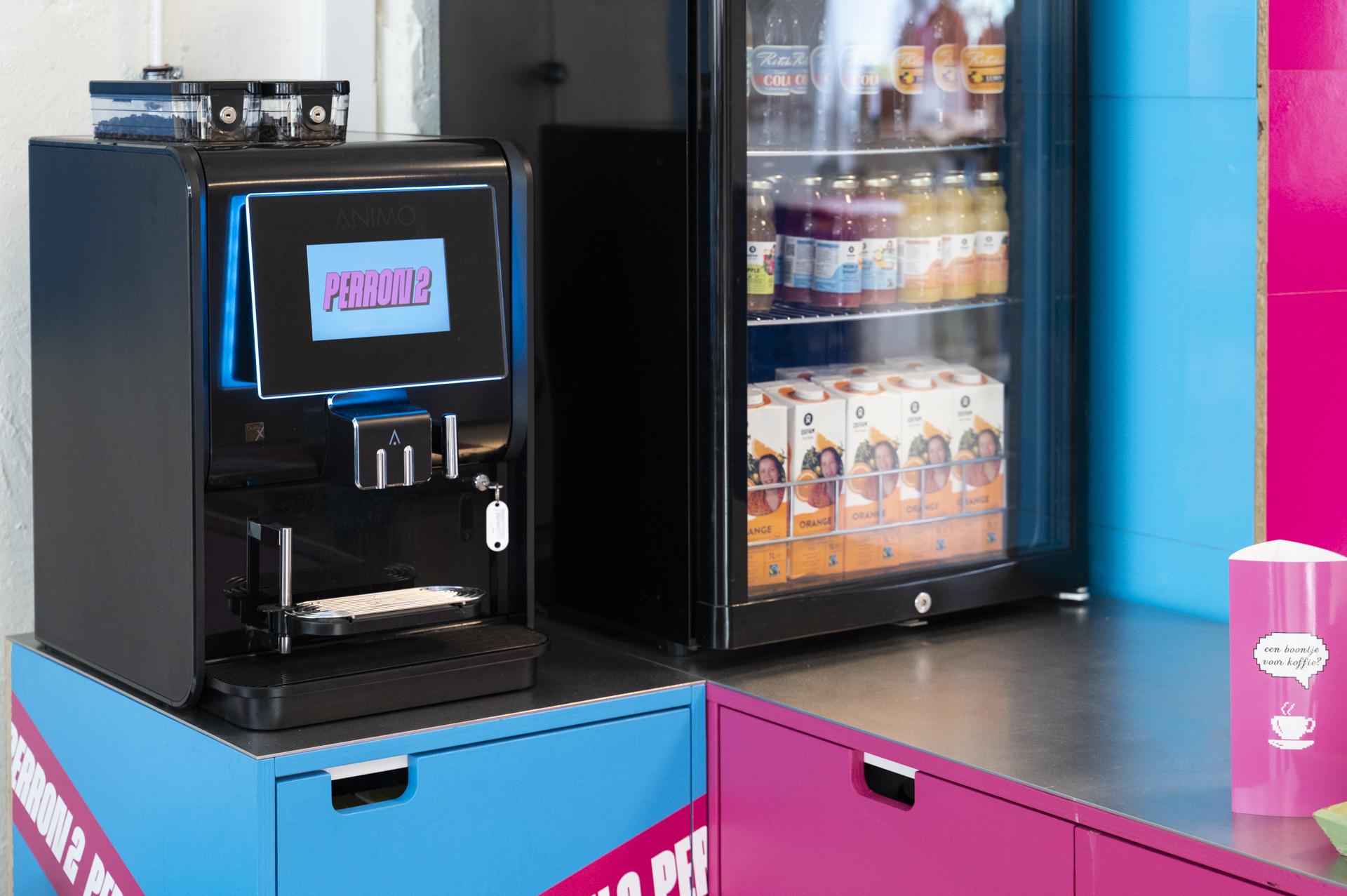 Koffie- en drankcorner (naast kassa) beschikbaar voor klanten bij Perron 2/Mobiel